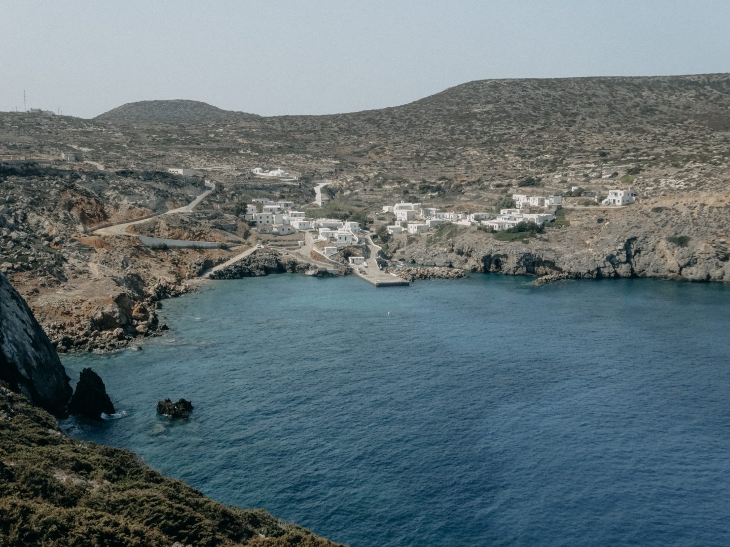 Antikythira ist eine kleine griechische ionische Insel in der Aegaeis. Wunderschoen und ruhig mit schoenen Straenden und kristallklarem tuerkisem Wasser. Einsame Insel - fuer Individualreisende und Ruhesuchende ist es ein kleines Abenteuer sie zu besuchen.