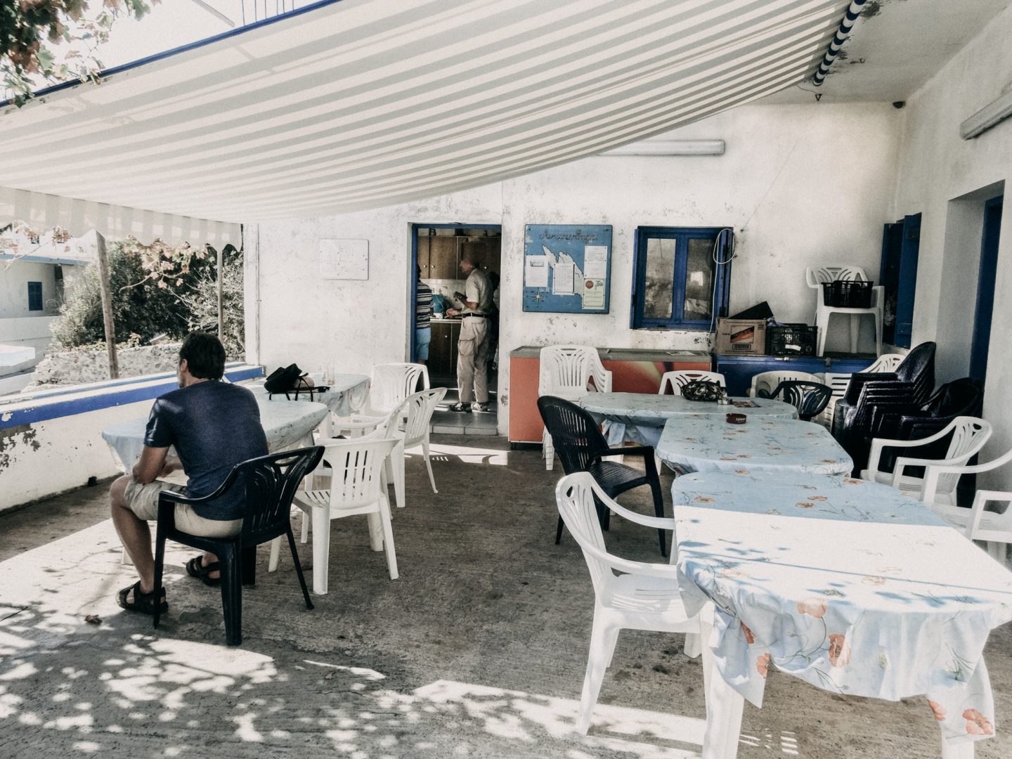 Das Kafenion Antikythira ist Taverne, Kafenion, Post und Kommunikationszentrum der Insel. Das Essen ist hervorragend.