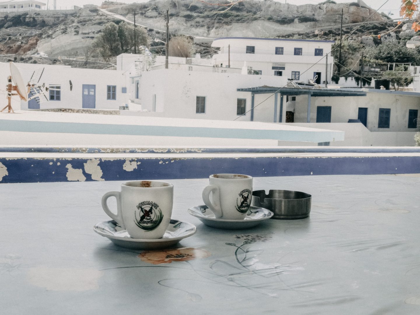 Fruehstueck im Kafenion der kleinen Insel Antikythira. Der griechische Kaffe ist sehr gut, das Fruehstueck sehr einfach.