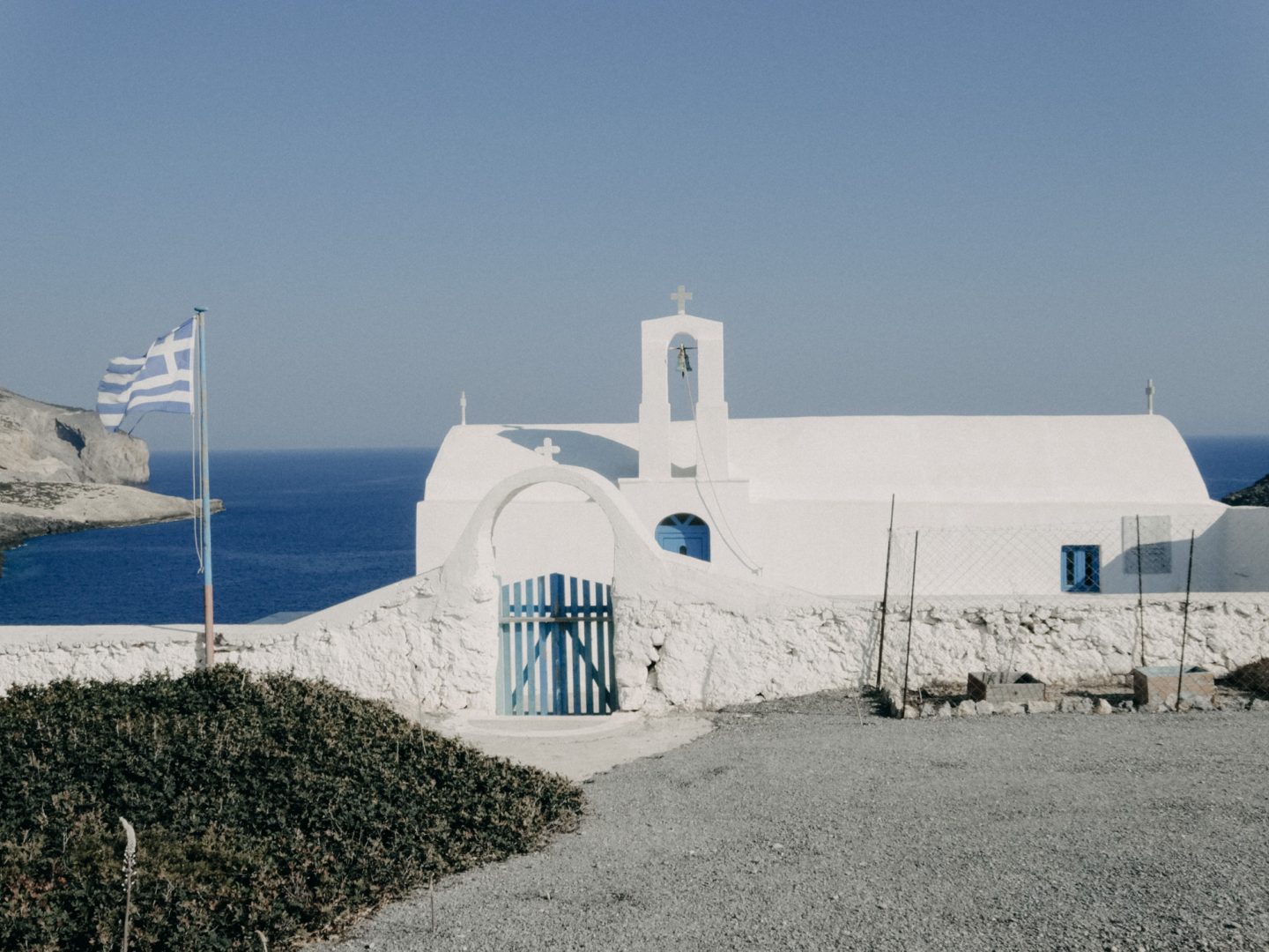 Die Kapelle Agios Nikolaos liegt am Bergruecken Richtung des Strandes Xiropotamos 