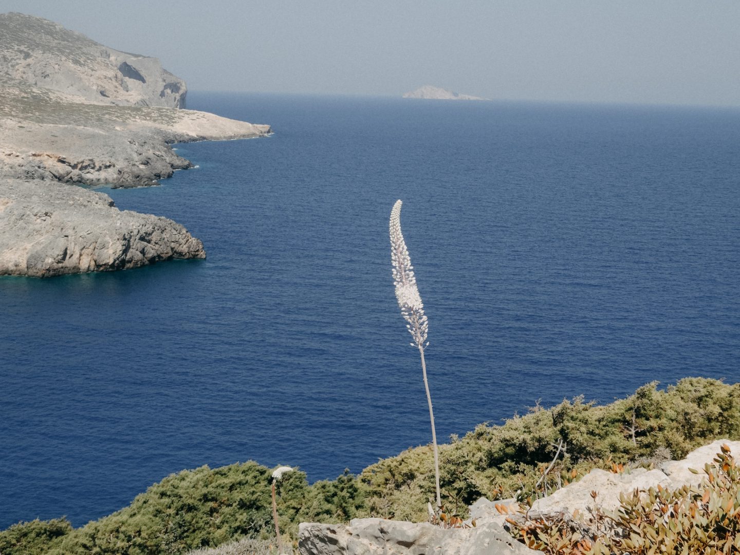 Aussicht auf die Hafeneinfahrt nach Antikythira und das offene Meer