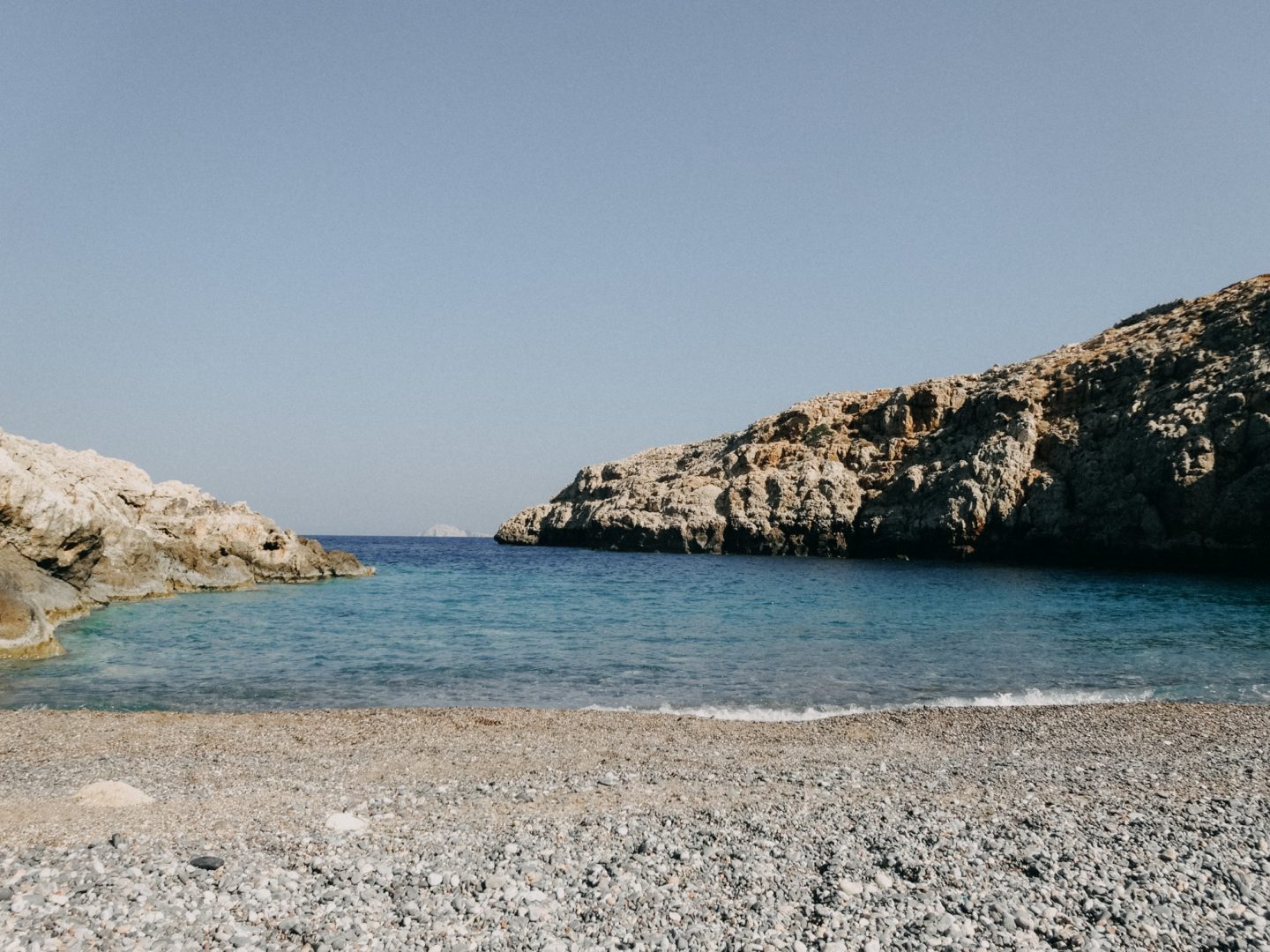 Xiropotamos beach auf Antikythira. Eine einsame Bucht mit wunderschoenem tuerkisblauem Meer