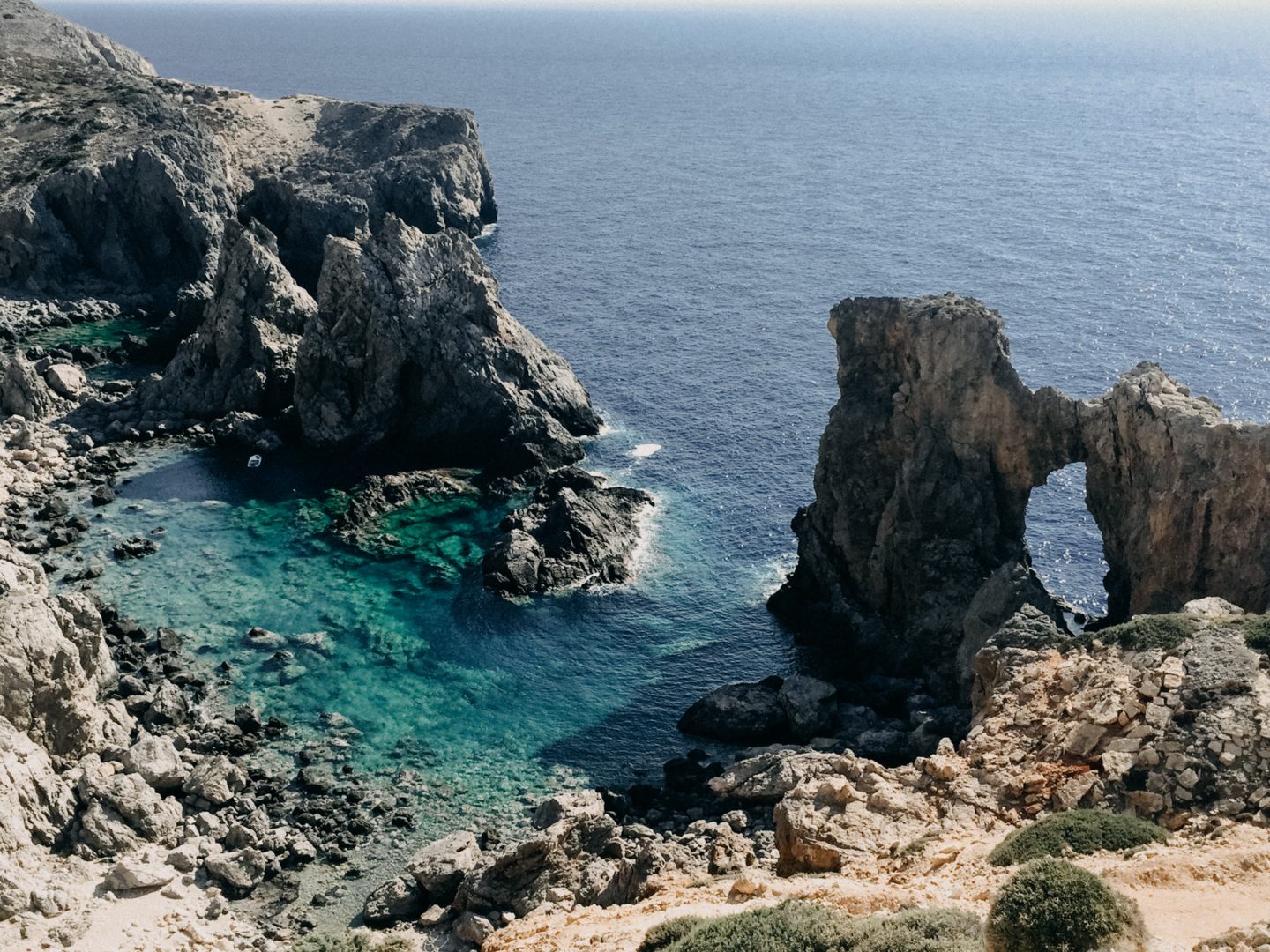 Karamela beach an der Ostseite der Insel Antikythira. Traumbucht mit smaragdgruenem Wasser und faszinierender Aussicht.