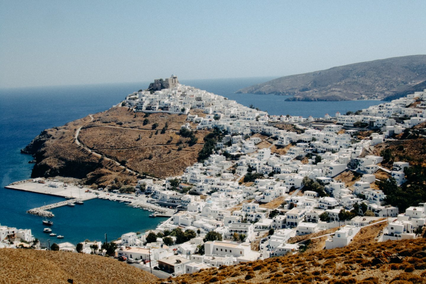 Chora in Astypalea, romantisch mit Festung und restaurierten Windmühlen