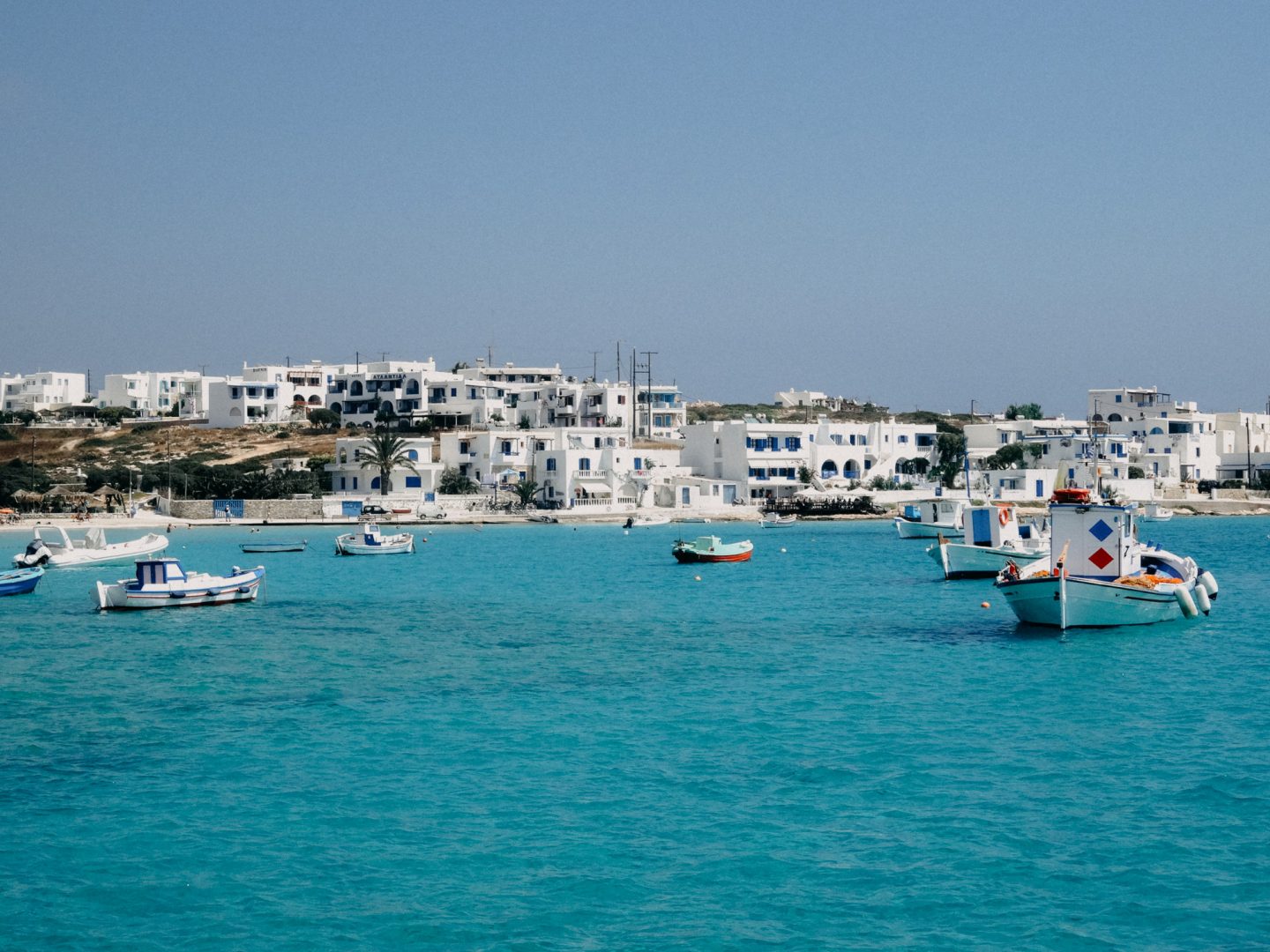 Hafenbucht von Koufonissi mit Fischerbooten und türkisblauem Meer - ein Traum