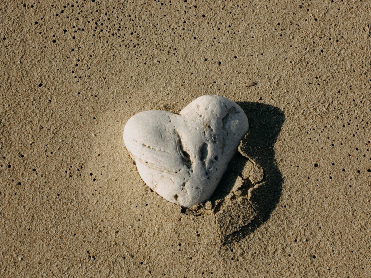 ein Herz aus Stein im Sandstrand