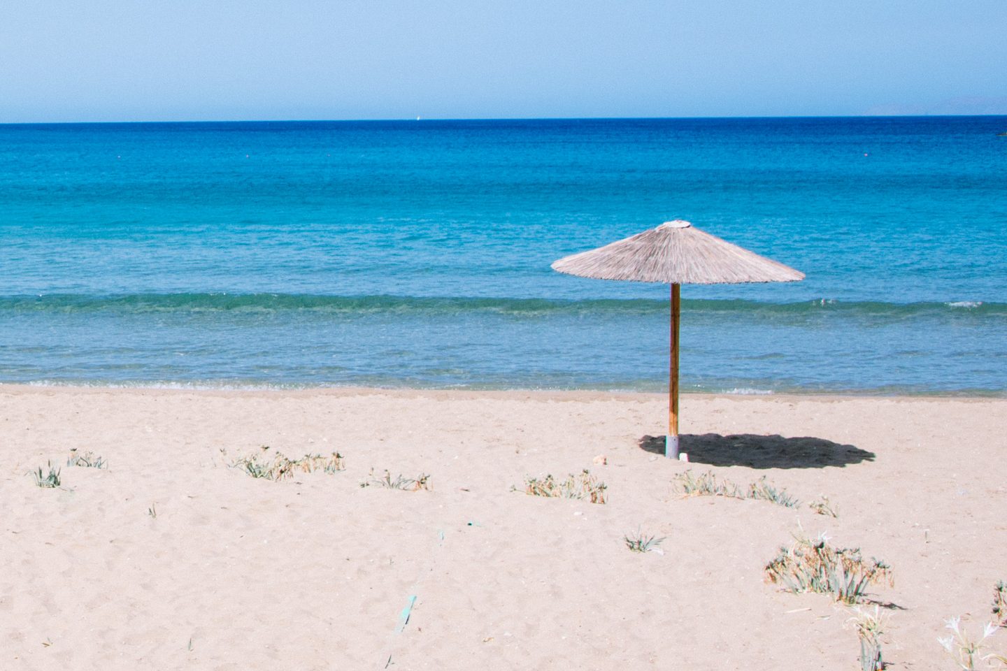 Syros Strände - hier am Kini Beach gibt es feinen Sand und ein wunderschönes, türkisfarbenes, glasklares Meer.