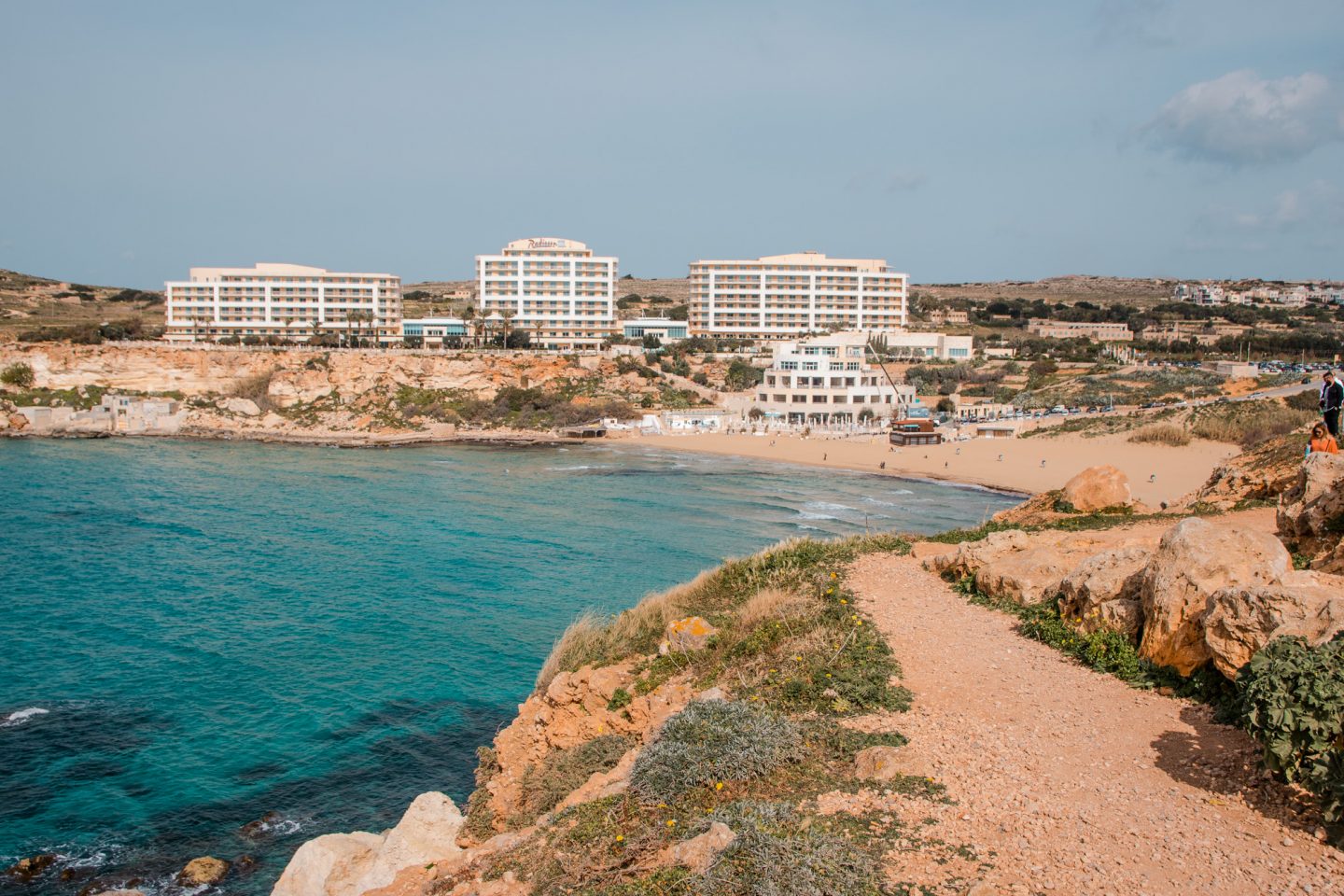 Golden Beach auf Malta mit feinem goldgelbem Sand und riesigem Raddisson Hotel neben der Bucht