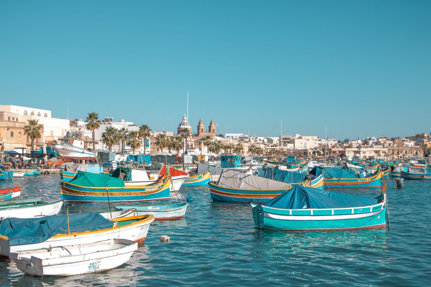 Malta, Marsaxlokk - hunderte bunte Fischerboote im Hafen