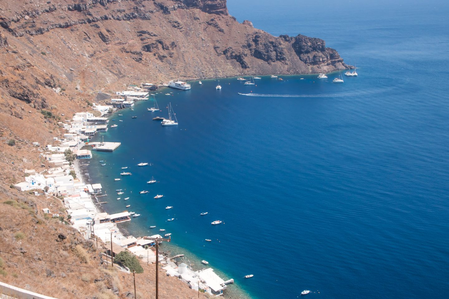 Thirassia - der Hafen Korfos - Ziel der Touristenboote von Santorini