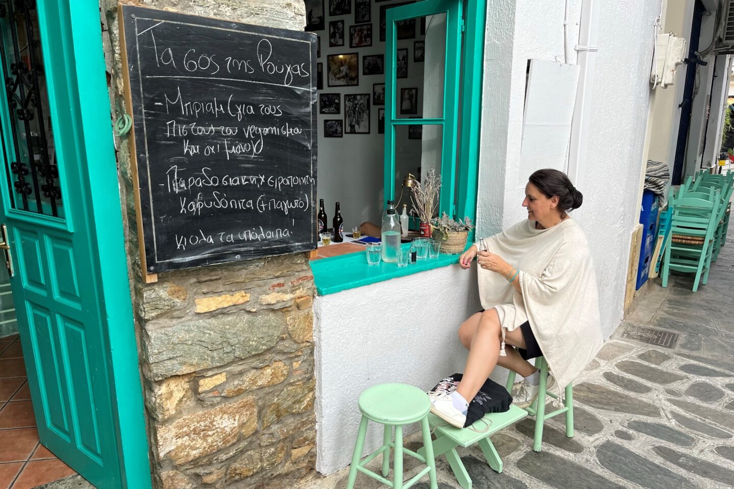Gemütliches Cafe in den kleinen Gassen von Glossa, auf der Insel Skopelos in den Nördlichen Sporaden