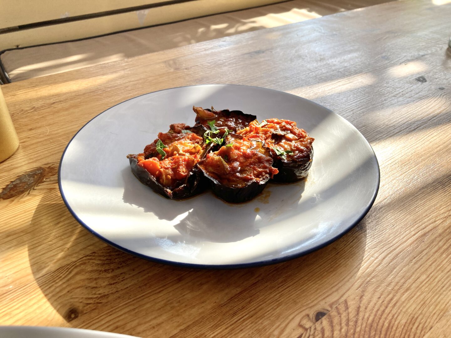 vegane-Gerichte auf griechischen Inseln - gefüllte Melanzani in einer Taverne auf Donoussa