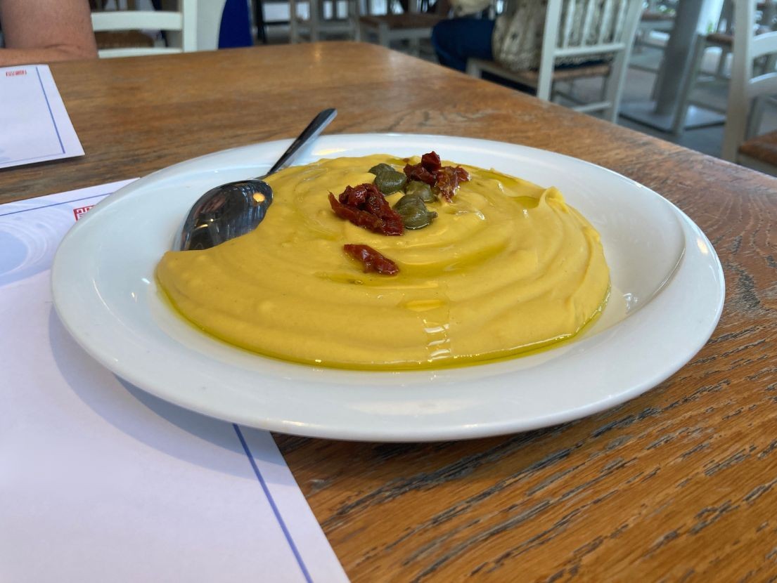 vegan in Greece - köstliches cremiges veganes Fava auf weißem Teller