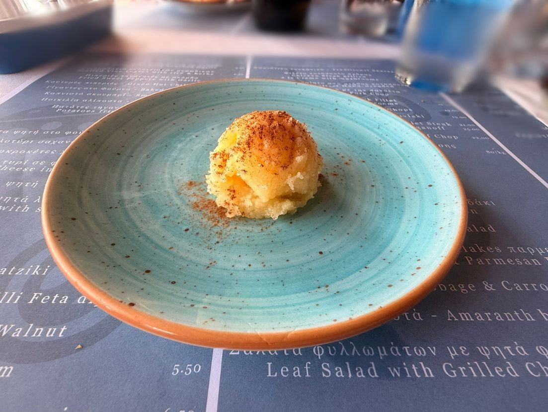 vegan in Greece - Halvas ist ein köstliches Grießdessert hier in Form von Bällchen auf blauem Teller bestreut mit Zimt - ein süßer Geheimtipp