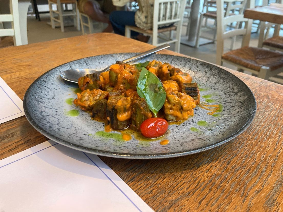 vegan Greece - Okraschoten aus dem Ofen sind gesundes grünes Gemüse - hier auf einem Teller in einer Taverne