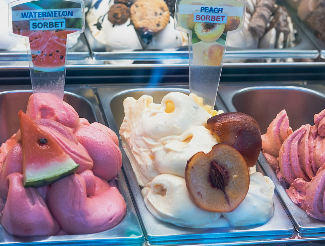 vegan in Greece - Eisliebhaber kommen auch auf ihre Kosten - in den meisten Eisläden gibt es veganes Fruchtsorbet, lecker und cremig