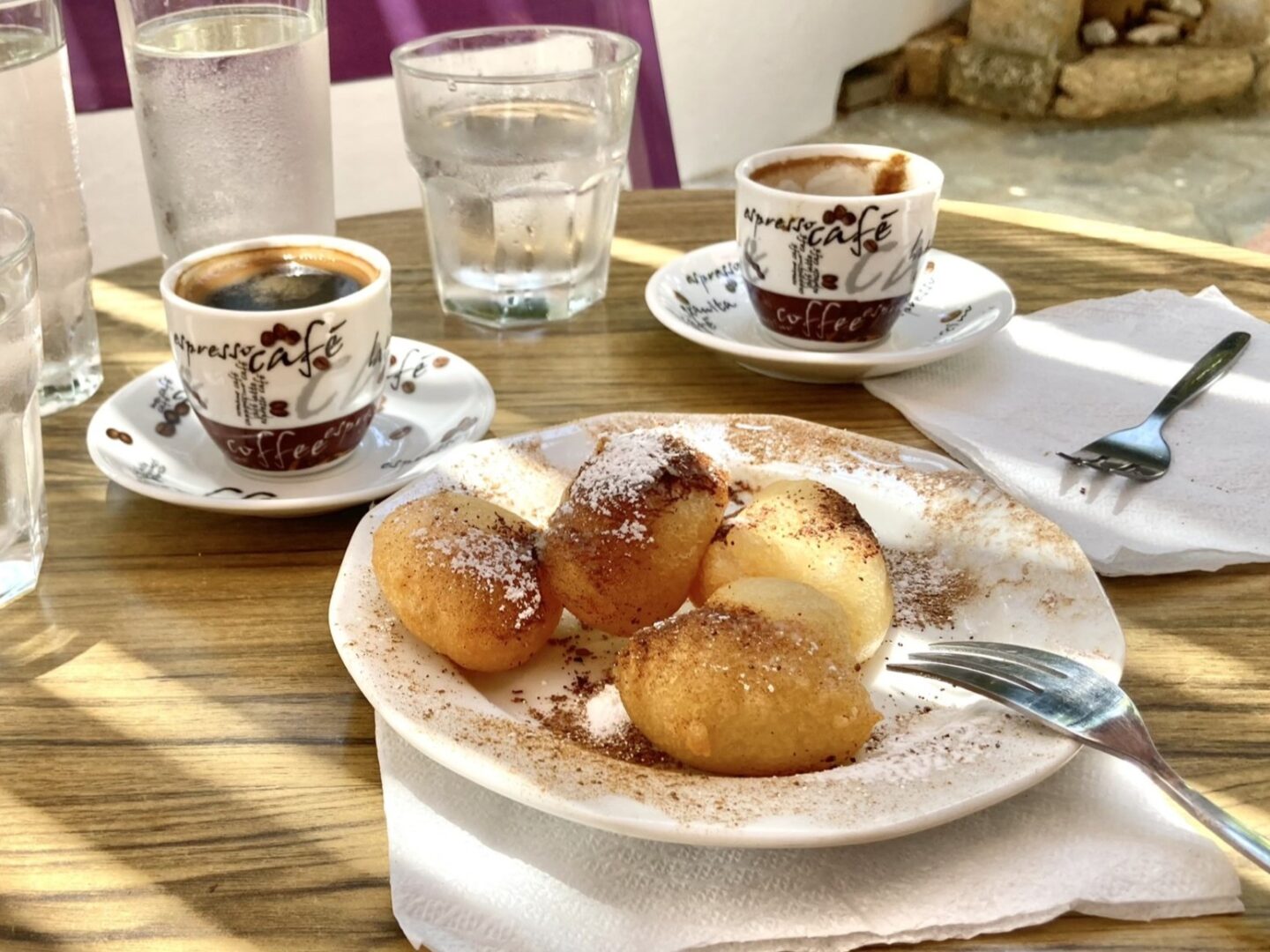 vegan in Greece - Loukoumades sind köstliche Hefebällchen bestreut mit Zimt und ZUcker. Passen perfekt zu griechischem Mokka