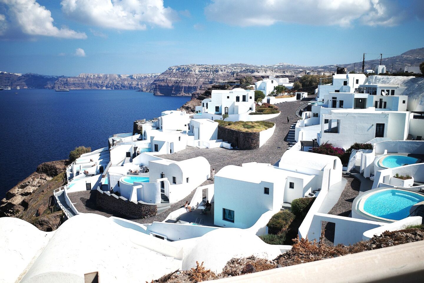 Inselhüpfen Griechenland - Luxusresort auf Santorini mit kleinen privaten Pools
